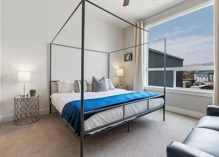 Lux Apt. Top Floor New Kingbed, Free Prkg Gym Pool