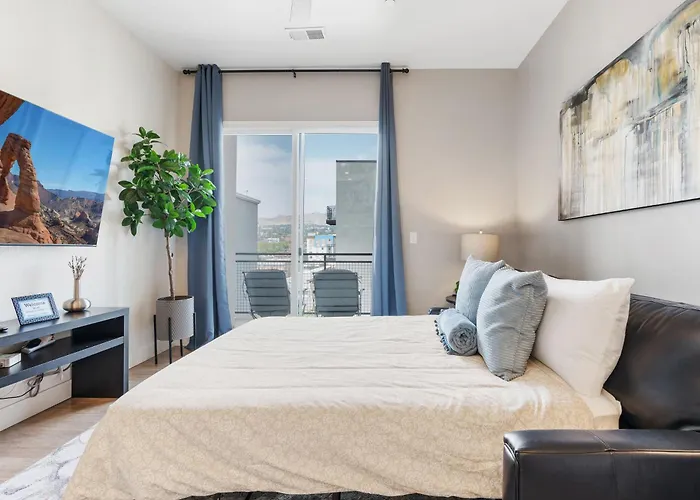 Lux Apt. Top Floor New Kingbed, Free Prkg Gym Pool